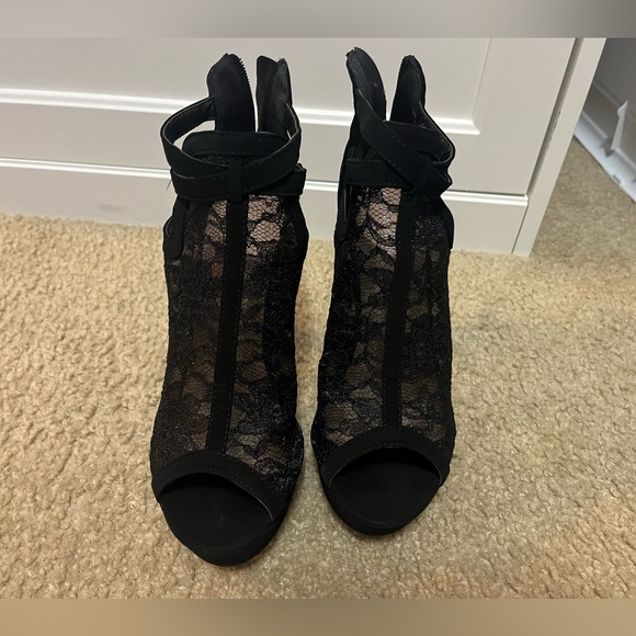 Heels - Picture 2 of 3